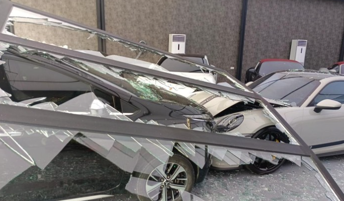 Xpander Crashed Into Porsche