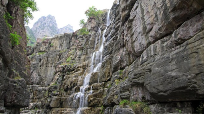 The Highest Waterfall in China Turns out to be Fake, its Flow is Fitted with Pipes
